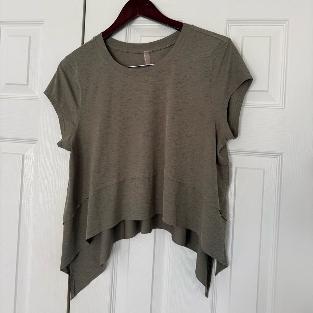 Free People Tempo Short Sleeve Tee
M
NEVER WORN
Olive